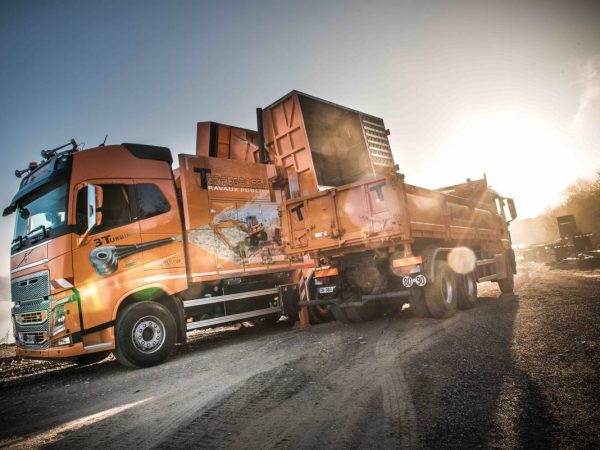 Terrassement par aspiration avec un camion aspirateur, aspiratrice et excavatrice près de Colmar et Mulhouse Pfastatt 1